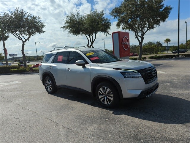 2023 Nissan Pathfinder SL photo 2