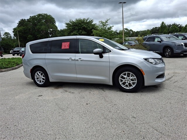 2022 Chrysler Voyager LX photo 2