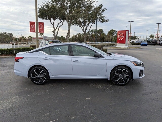 2025 Nissan Altima SR photo 3