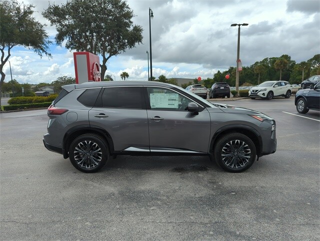 2026 Nissan Rogue Platinum photo 3