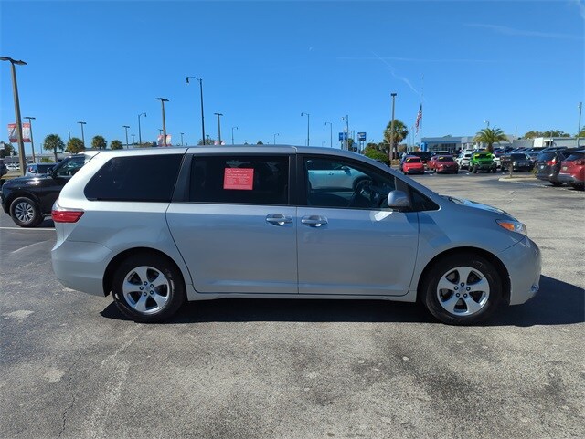 2017 Toyota Sienna L photo 3
