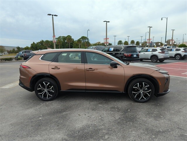 2025 Toyota Crown Signia XLE photo 3