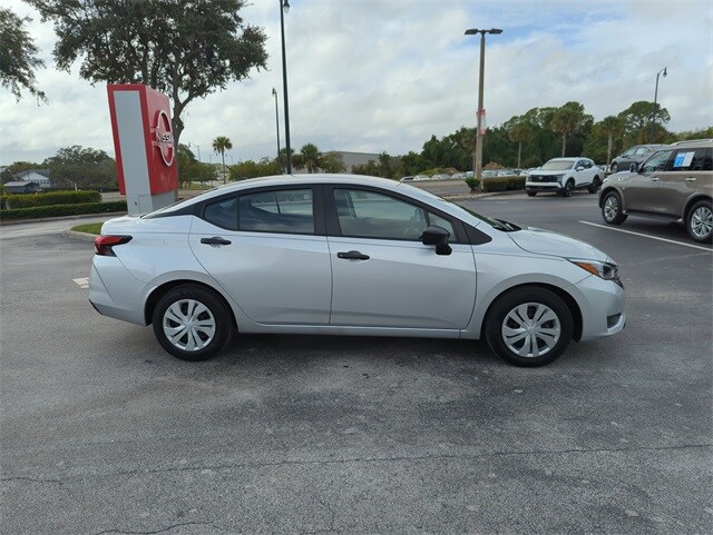 2025 Nissan Versa 1.6 S photo 3