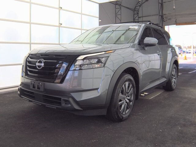 2023 Nissan Pathfinder SV photo 2