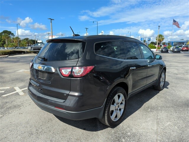 2017 Chevrolet Traverse 1LT photo 2