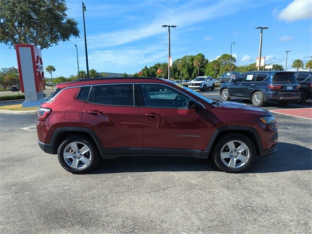 2022 Jeep Compass Latitude photo 3