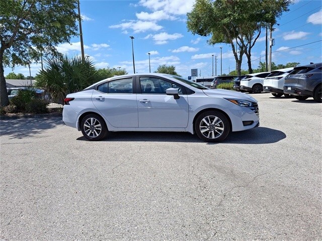 2025 Nissan Versa 1.6 SV photo 2