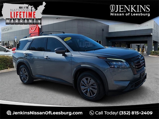 2023 Nissan Pathfinder SV's photo