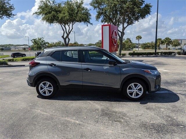 2025 Nissan Kicks Play S photo 3