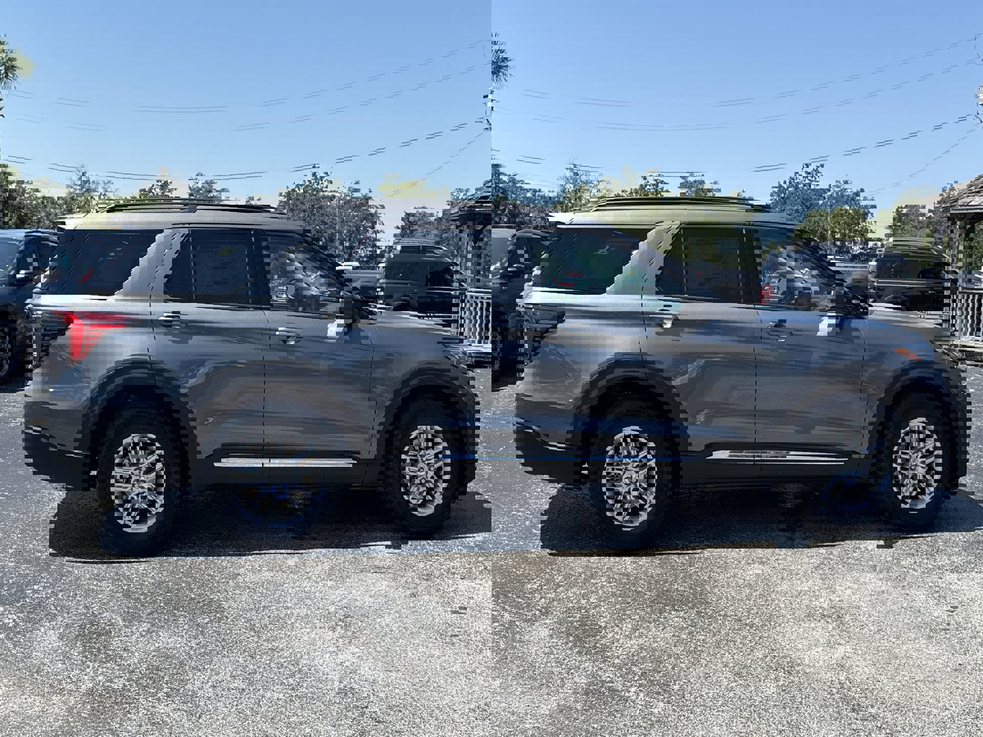 2025 Ford Explorer photo 3