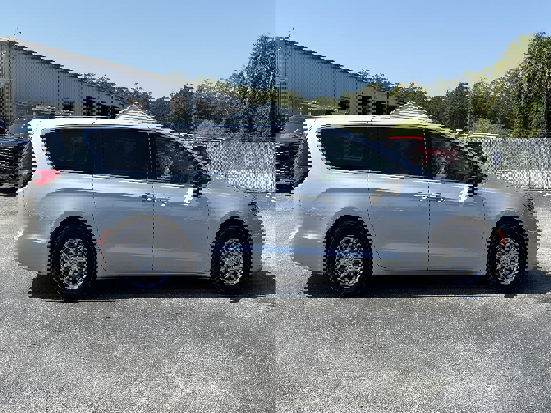 2024 Chrysler Pacifica Touring L photo 3