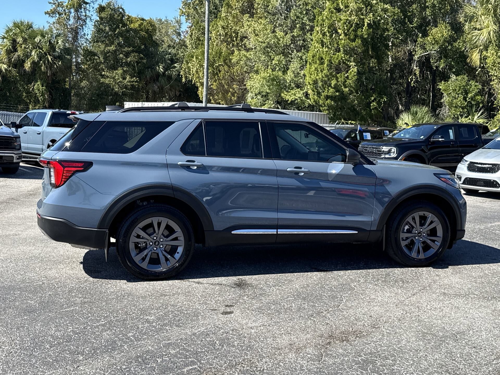 2025 Ford Explorer photo 3