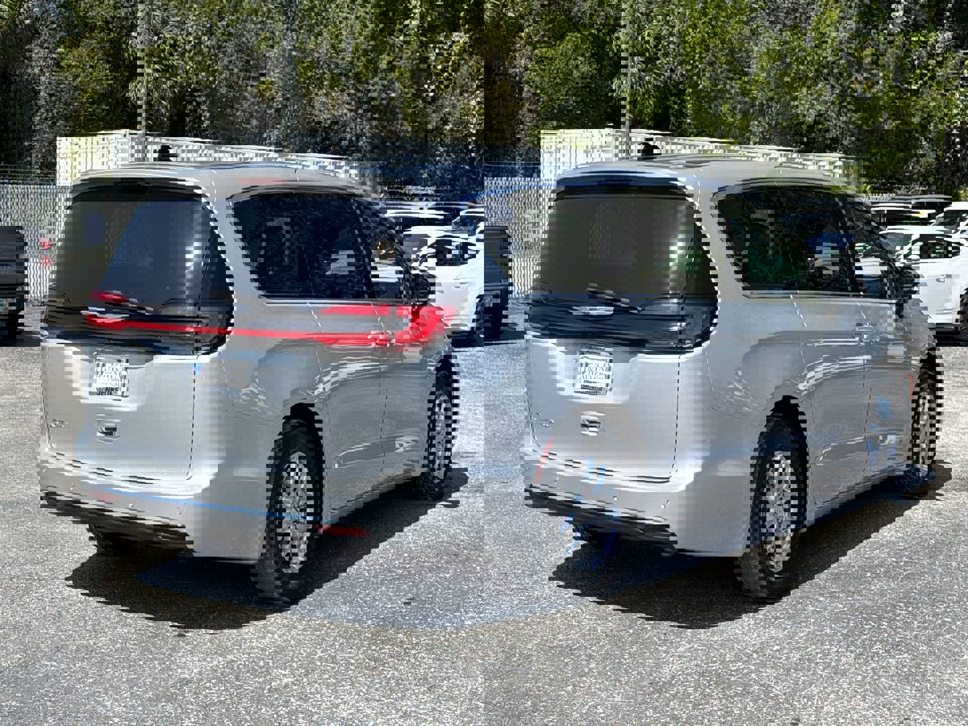 2024 Chrysler Pacifica Touring L photo 3