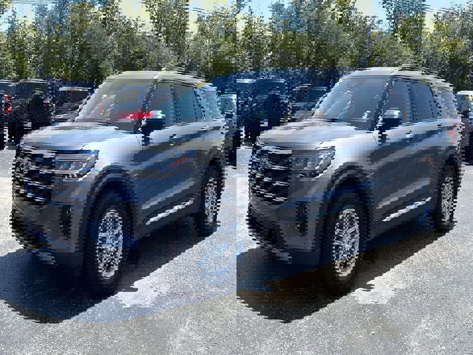 2025 Ford Explorer photo 2
