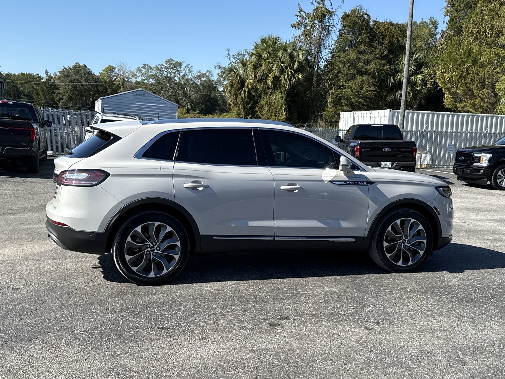 2022 Lincoln Nautilus Reserve photo 2