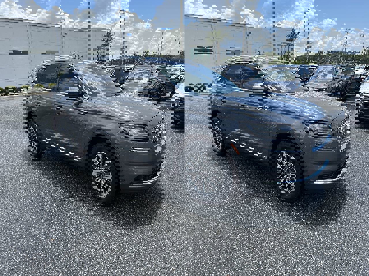2022 Lincoln Nautilus Standard photo 2
