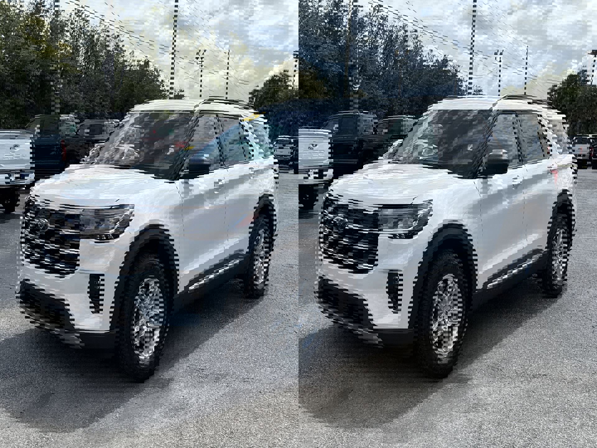 2025 Ford Explorer photo 2