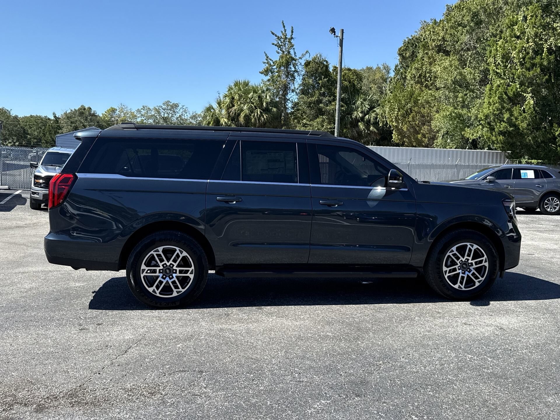 2025 Ford Expedition MAX photo 3