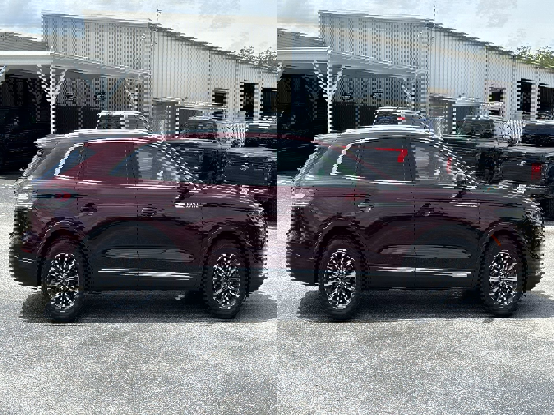 2022 Lincoln Nautilus Standard photo 3