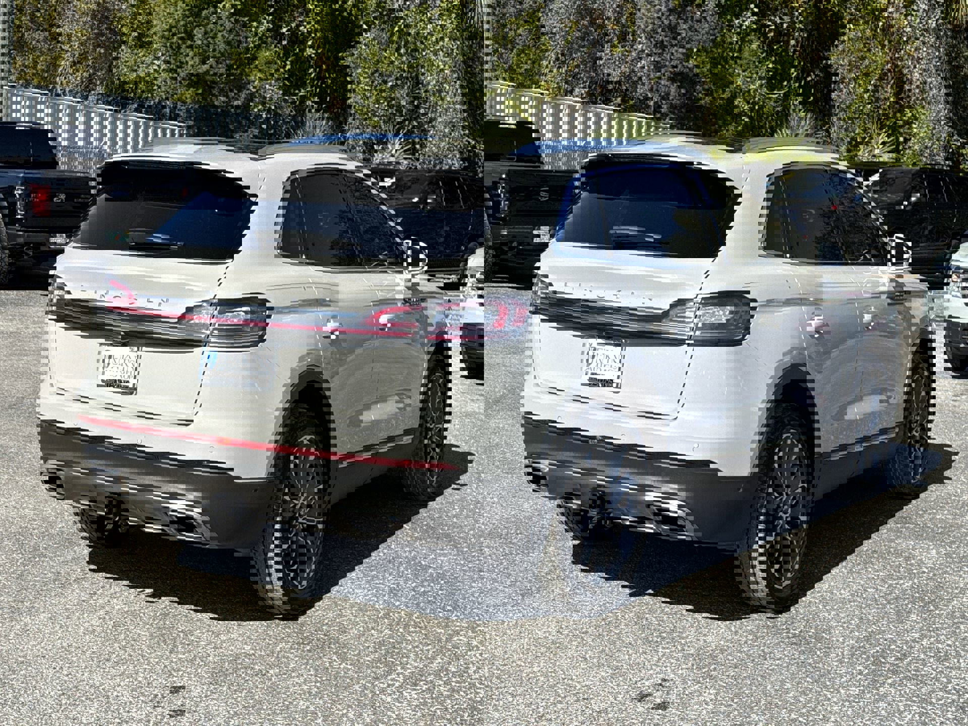 2022 Lincoln Nautilus Reserve photo 3