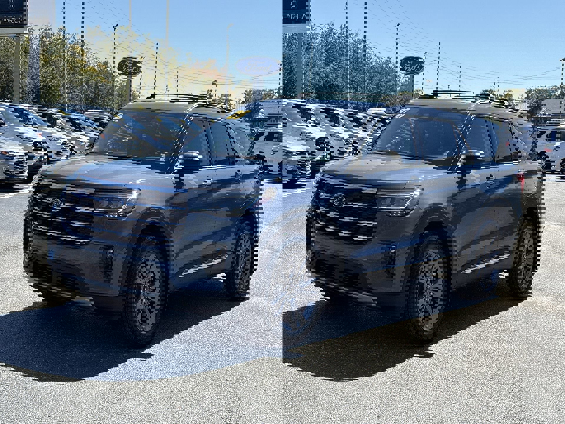 2025 Ford Explorer photo 2