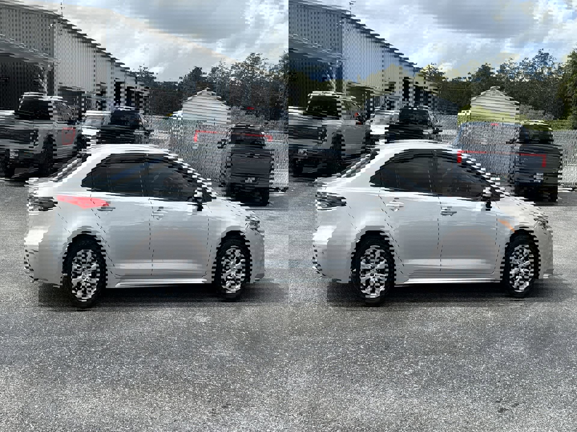 2021 Toyota Corolla LE photo 2