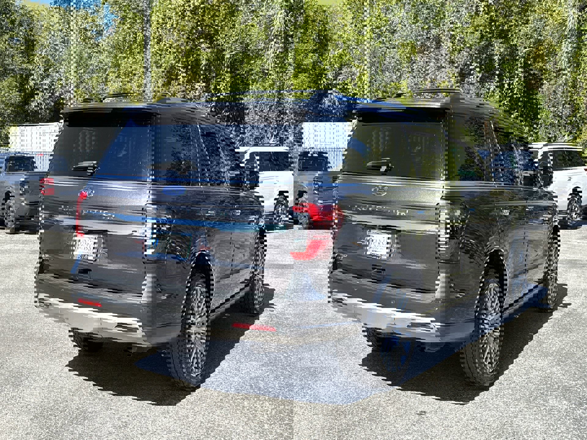 2022 Ford Expedition Limited photo 2