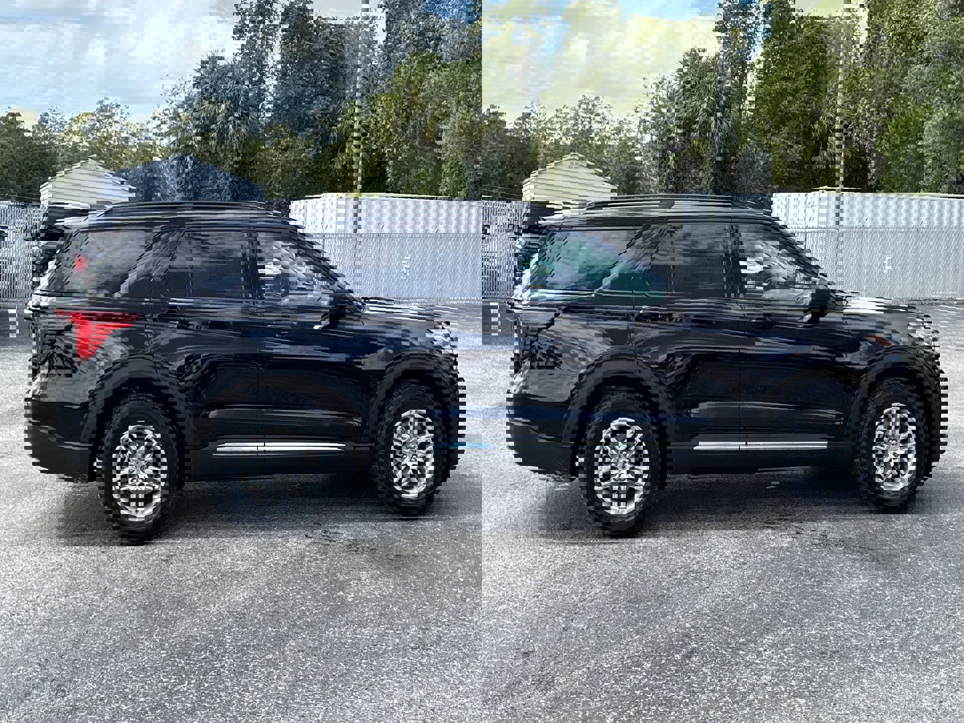 2025 Ford Explorer photo 3