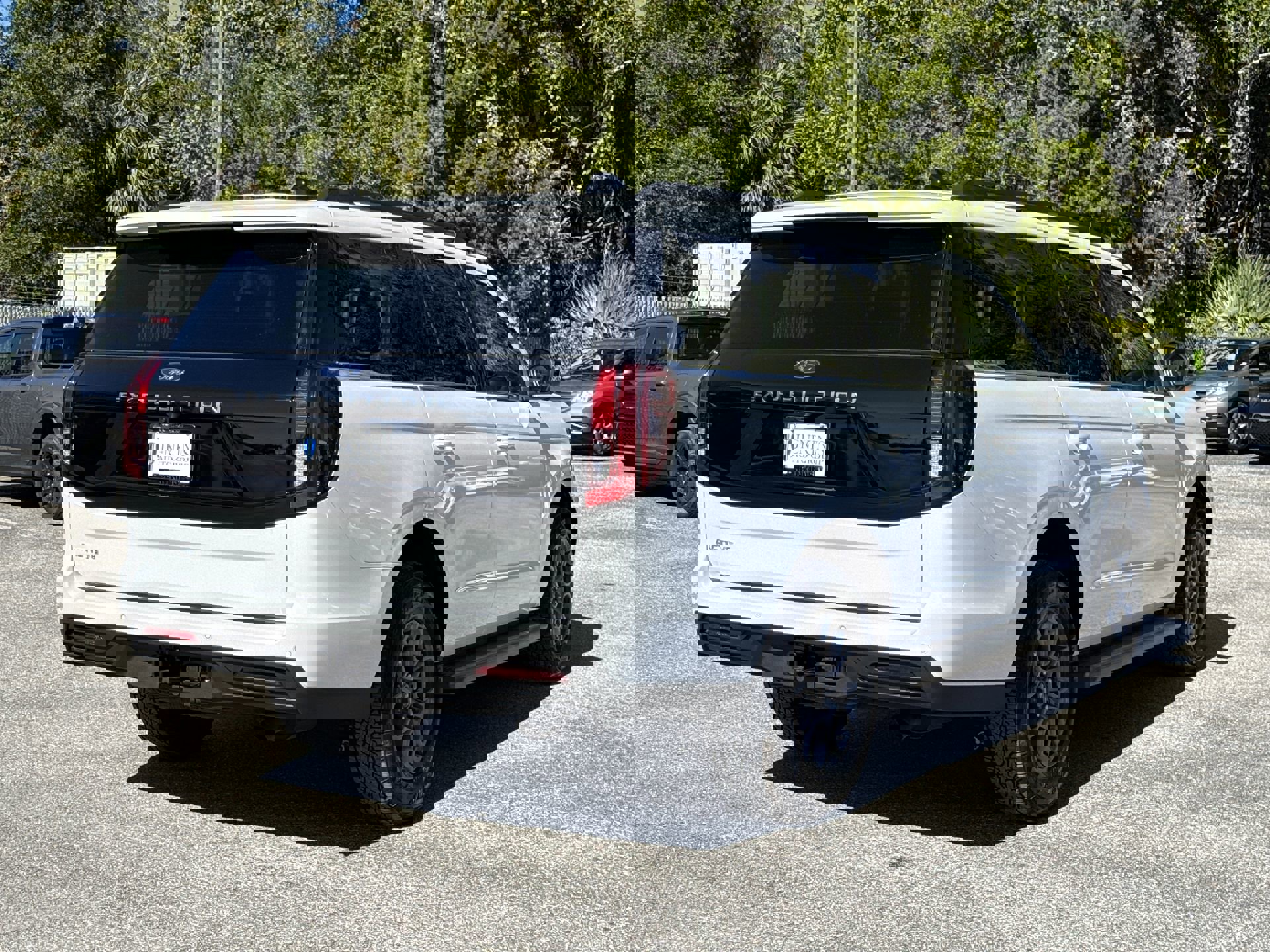 2025 Ford Expedition photo 2