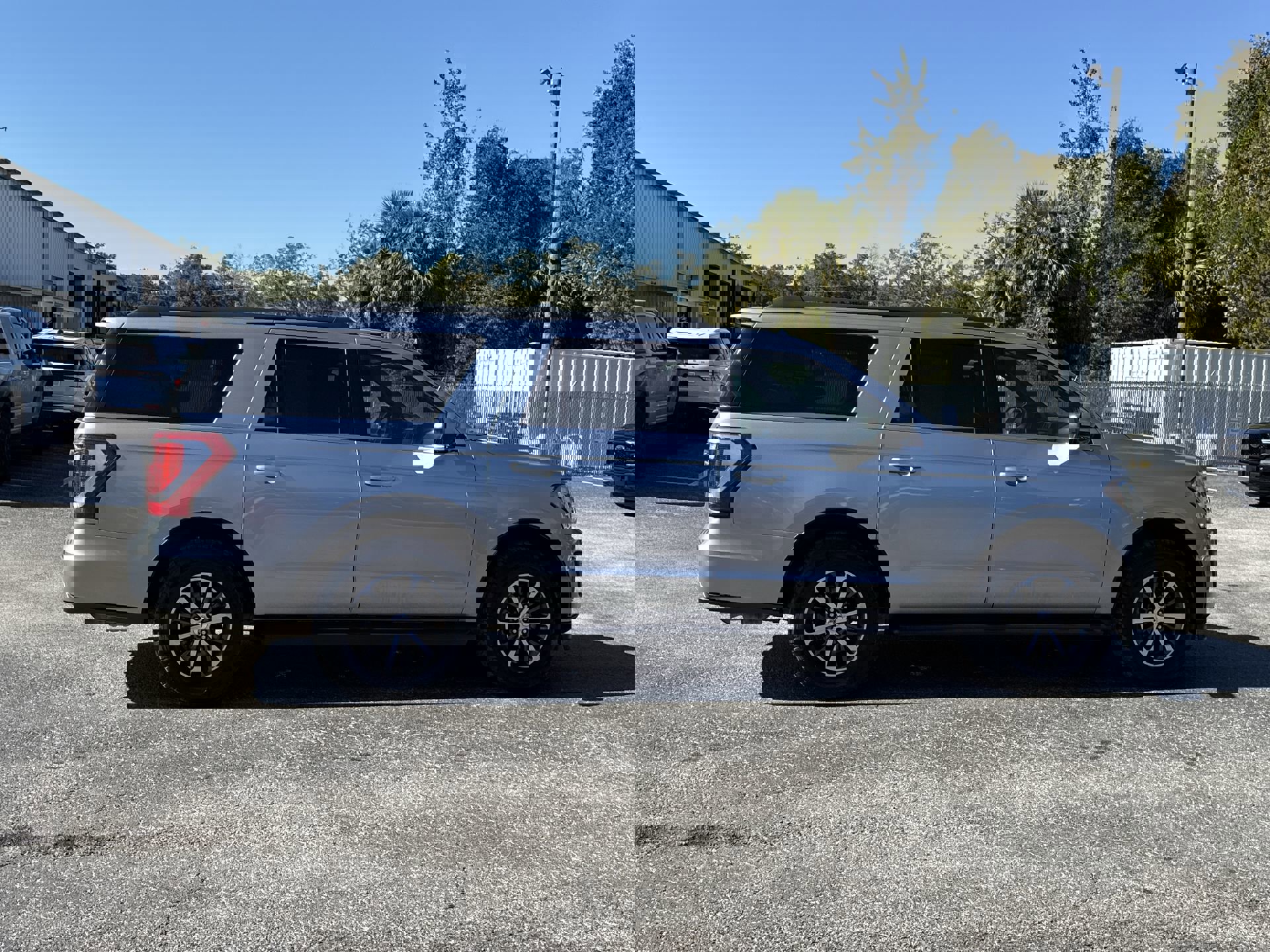 2021 Ford Expedition MAX XLT photo 3