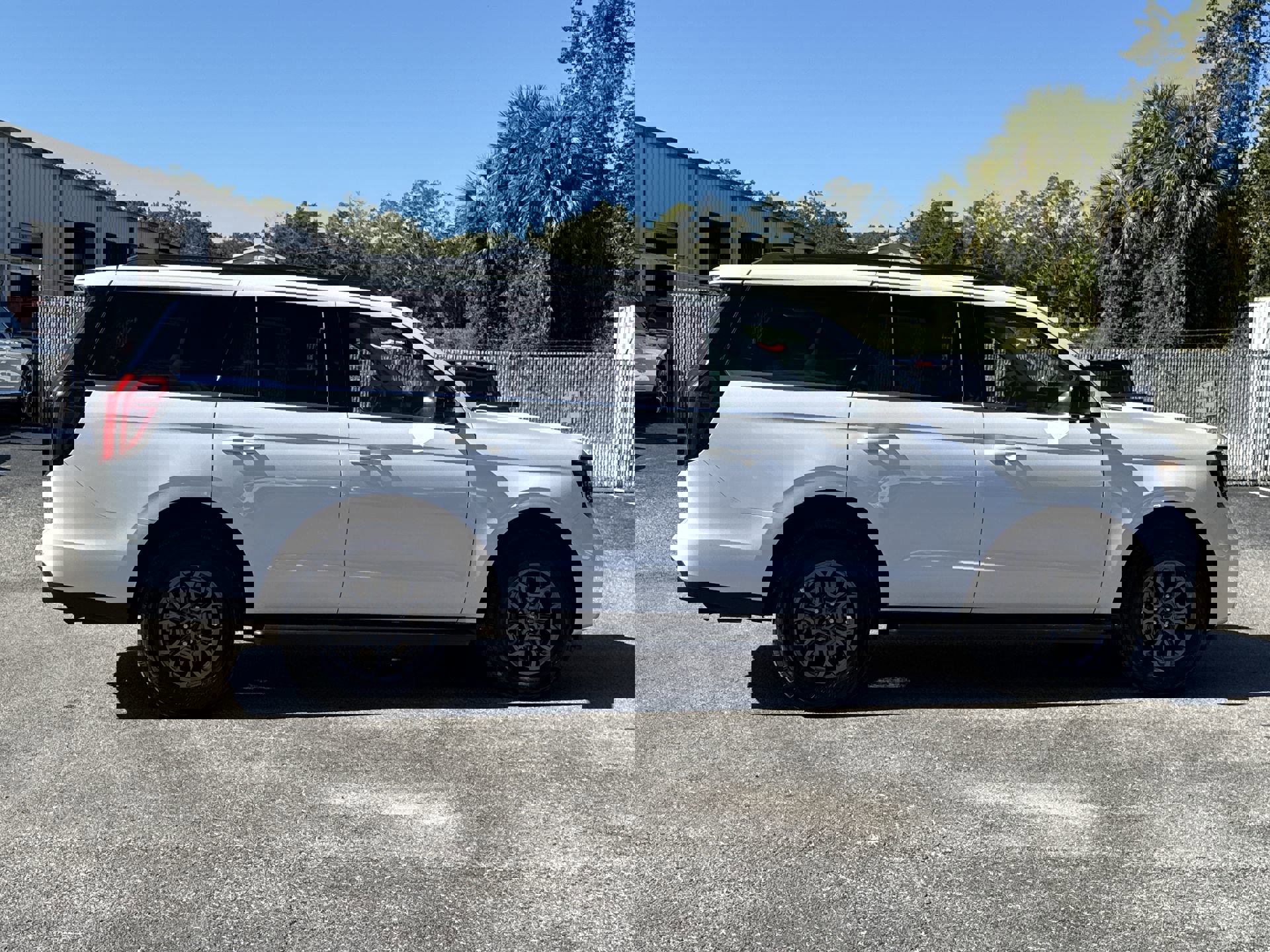 2025 Ford Expedition photo 3