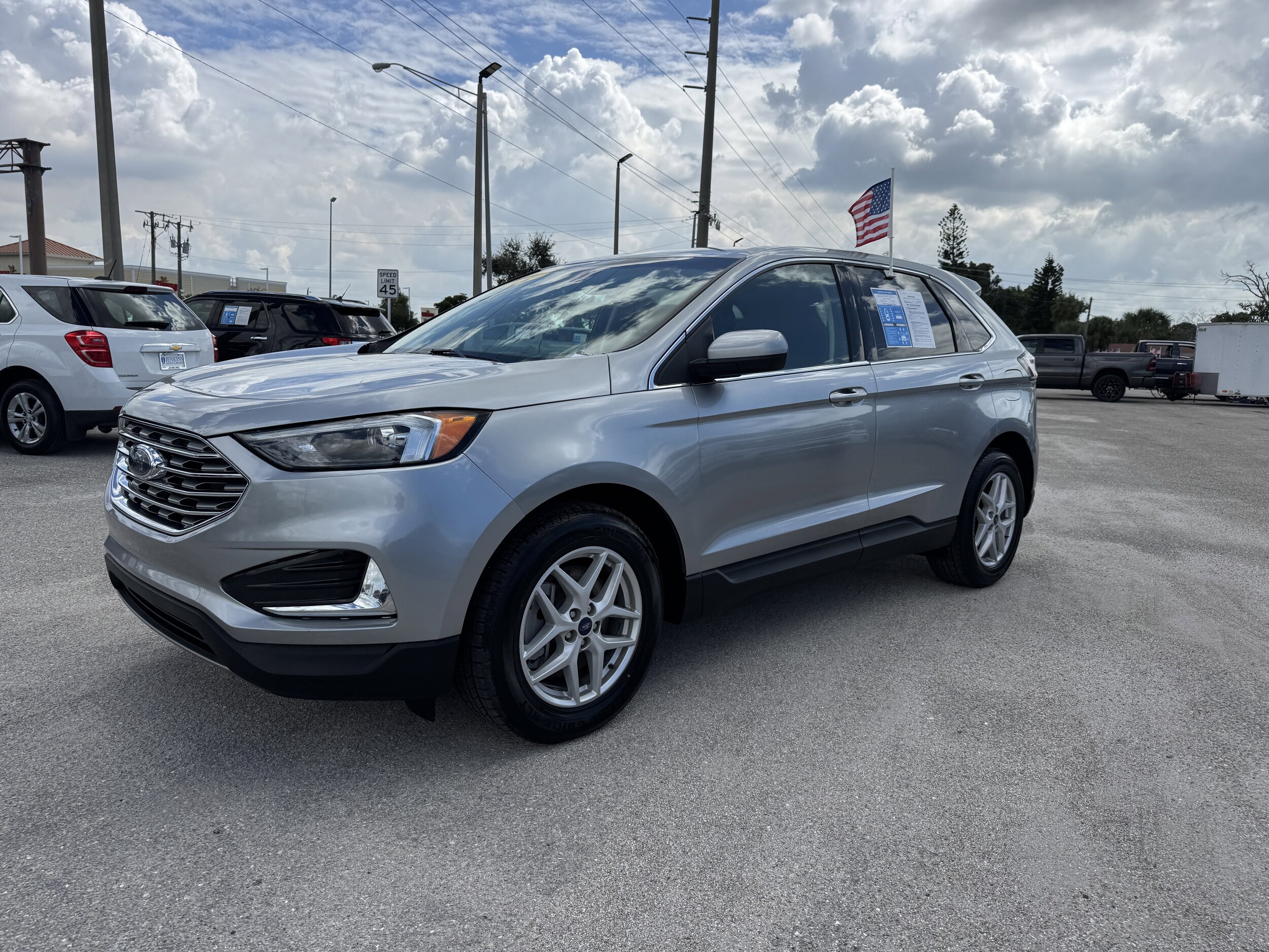 2022 Ford Edge SEL photo 2