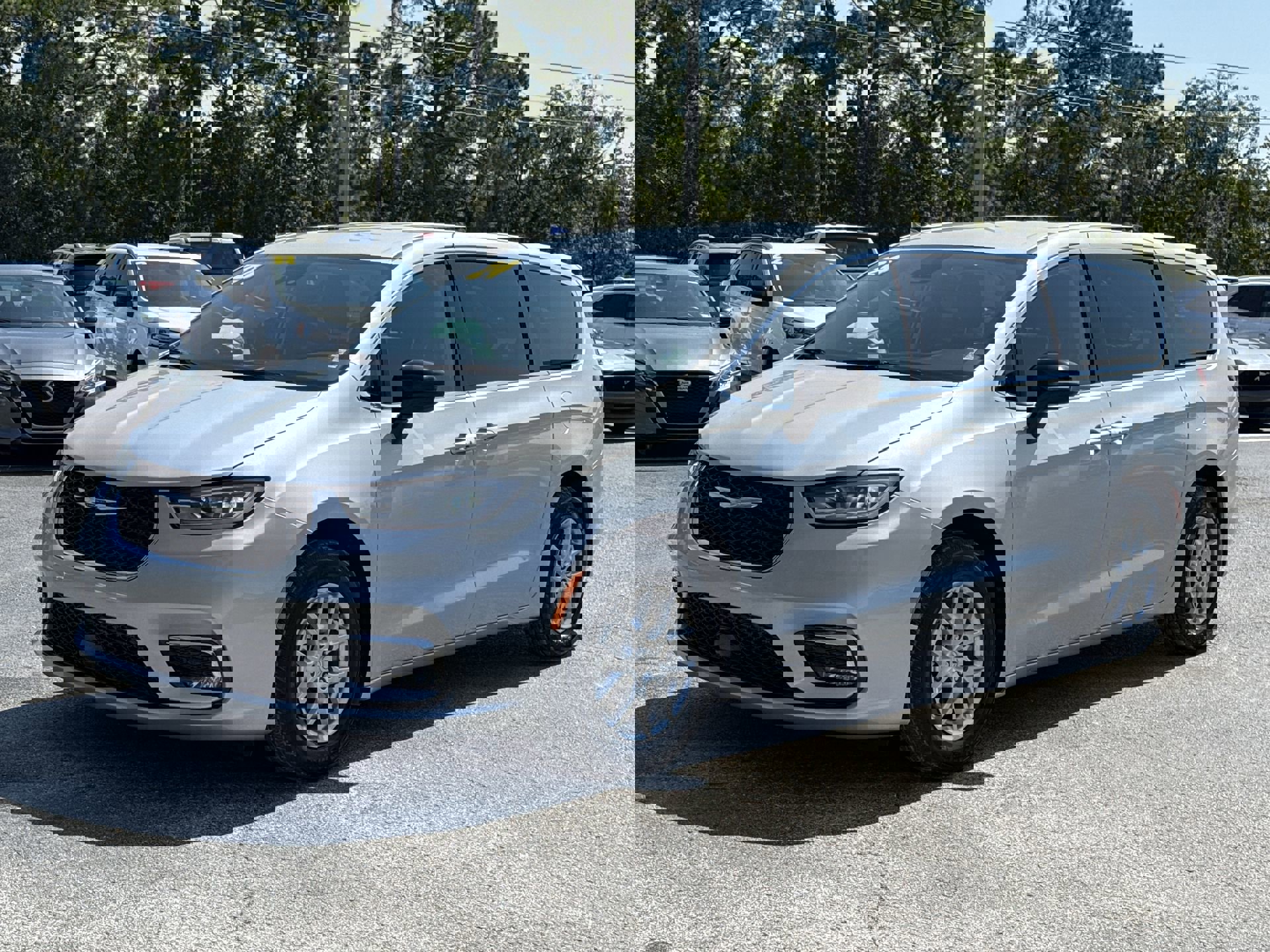 2024 Chrysler Pacifica Touring L photo 2