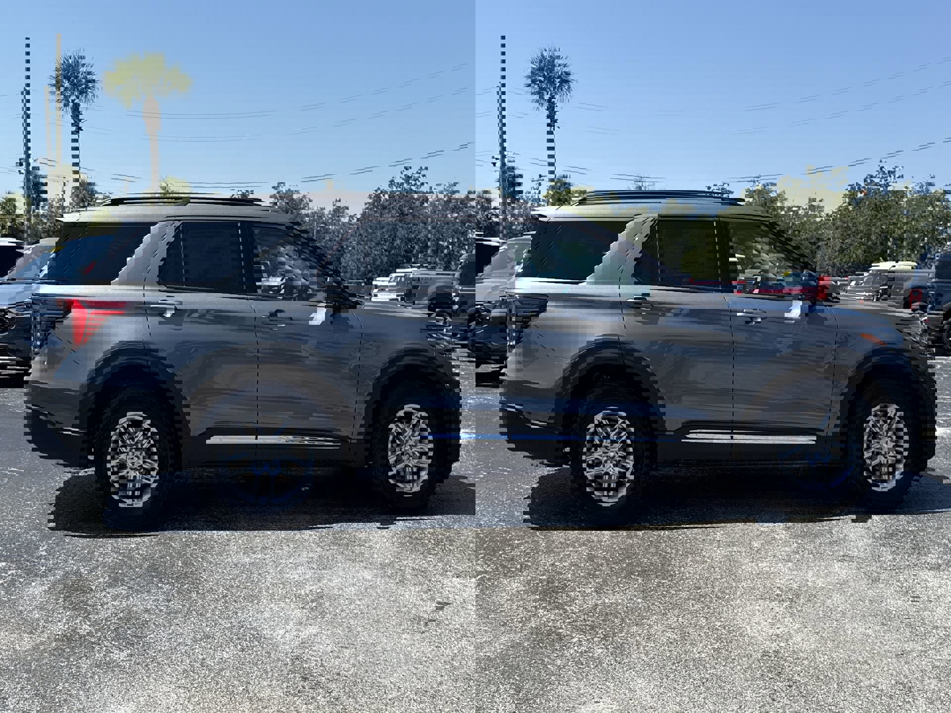 2025 Ford Explorer photo 3