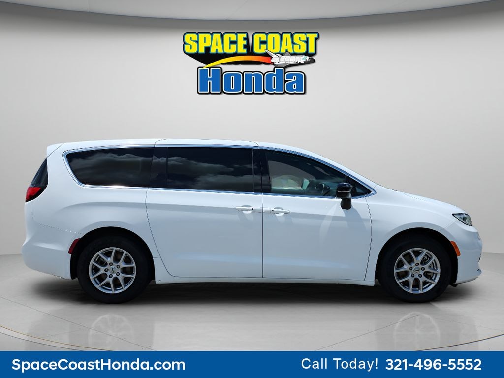 Used 2025 Chrysler Pacifica Select Minivan/Van
