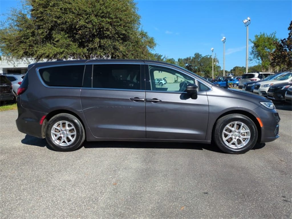 Used 2023 Chrysler Pacifica Touring L Minivan/Van