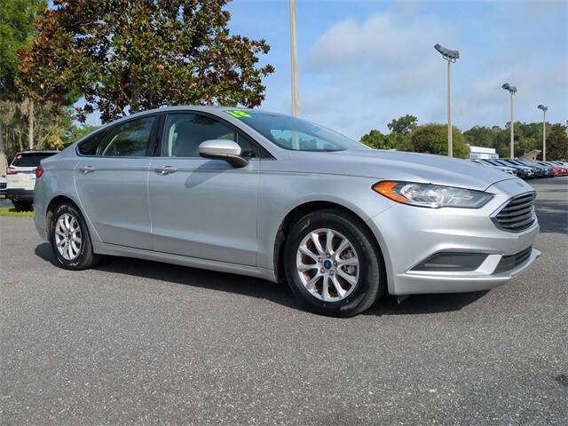 2018 Ford Fusion S photo 2