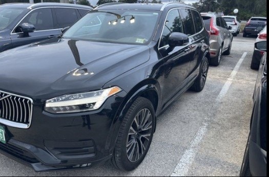 2022 Volvo XC90 Momentum's photo