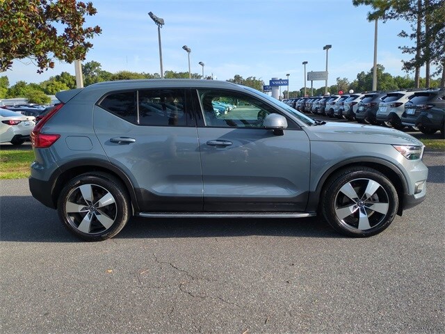 2022 Volvo XC40 Momentum photo 3