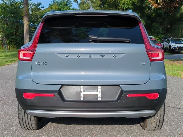 2022 Volvo XC40 Momentum photo 3