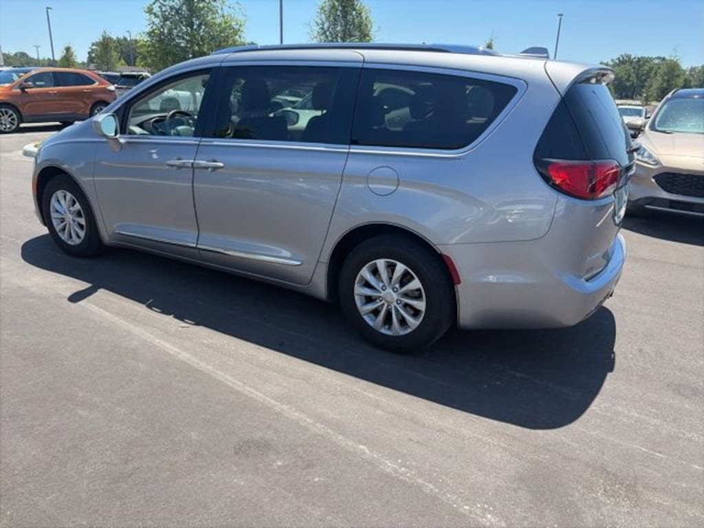 Used 2019 Chrysler Pacifica Touring L Minivan/Van