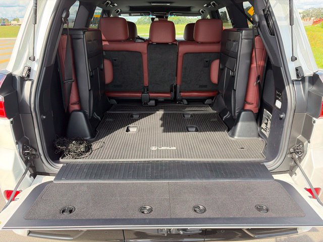 2020 Lexus LX 570 - Photo 13