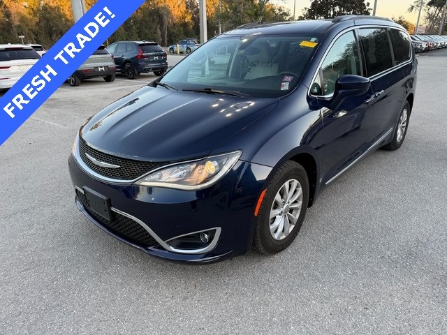 2017 Chrysler Pacifica Touring-L's photo
