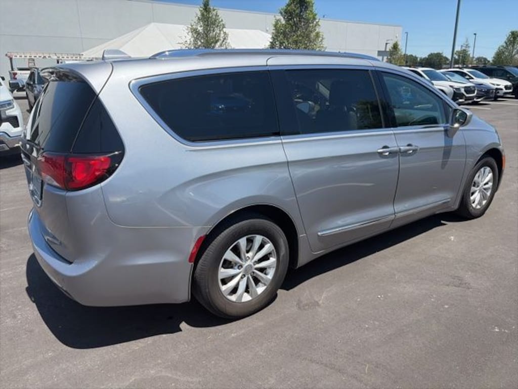 Used 2019 Chrysler Pacifica Touring L Minivan/Van