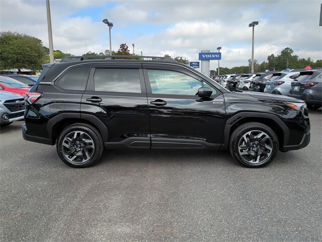 2025 Subaru Forester Premium photo 3