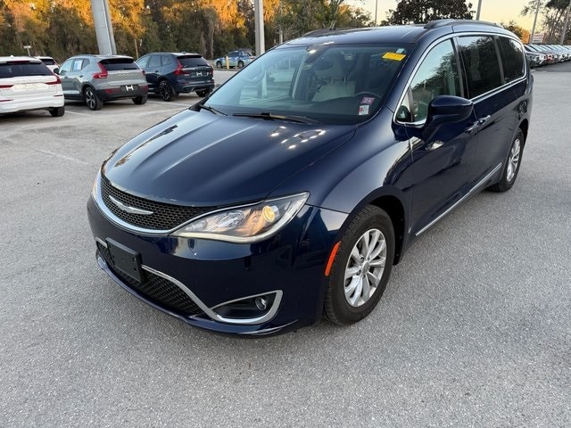 2017 Chrysler Pacifica Touring-L's photo