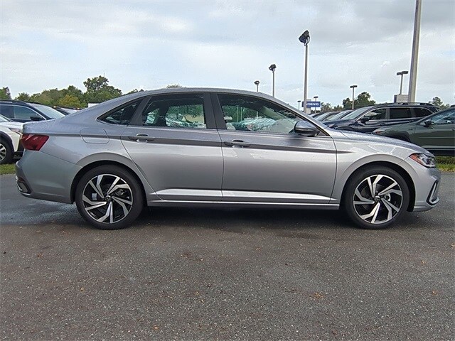 2025 Volkswagen Jetta 1.5T SEL photo 3