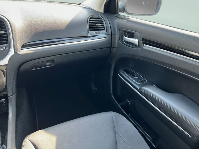 2023 Chrysler 300 Touring - Photo 12