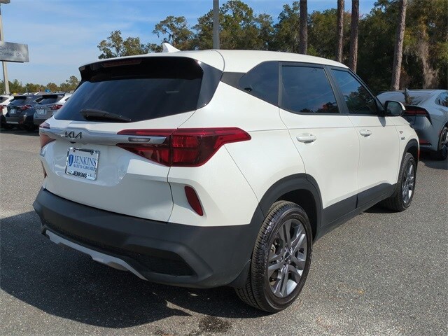 2023 Kia Seltos LX photo 2