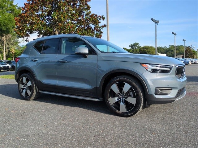2022 Volvo XC40 Momentum photo 2